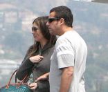 Adam Sandler très tendre avec sa femme Jacqueline Titone alors qu'ils prennent l'avion avec leurs deux filles Sunny et Sadie à l'aéroport de Burbank le 4 juin 2011