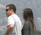 Adam Sandler, sa femme Jacqueline Titone, et leurs deux filles Sunny et Sadie prennent un avion à l'aéroport de Burbank le 4 juin 2011