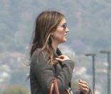 Adam Sandler, sa femme Jacqueline Titone, et leurs deux filles Sunny et Sadie prennent un avion à l\'aéroport de Burbank le 4 juin 2011