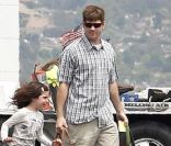 L'adorable Sunny semble très contente de prendre l'avion avec son père Adam Sandler, sa maman Jacqueline Titone et sa petite soeur Sadie à l'aéroport de Burbank le 4 juin 2011