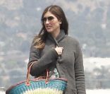 La femme d'Adam Sandler Jacqueline Titone réfléchit à ce que rien n'a été oublié lorsqu'elle prend l'avion avec son mari et leurs filles Sunny et Sadie à l'aéroport de Burbank le 4 juin 2011
