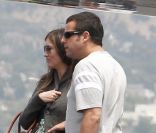 Adam Sandler, sa femme Jacqueline Titone, et leurs deux filles Sunny et Sadie prennent un avion à l\'aéroport de Burbank le 4 juin 2011