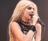 Taylor Momsen fait encore sensation et dévoile sa poitrine  lors d'un concert donné avec son groupe The Pretty Reckless lors du Download Festival !  Leicestershire , 12 juin 2011