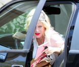 Tori Spelling dans sa voiture<br />