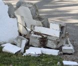 Photo du mur percuté et détruit par la voiture de Tori Spelling, le 13 juin 2011