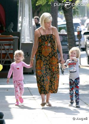 Tori Spelling, enceinte, se rend à un anniversaire avec ses enfants Liam et Stella à Sherman Oaks le 12 juin 2011