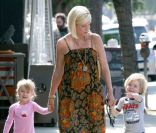 Tori Spelling, enceinte, se rend à un anniversaire avec ses enfants Liam et Stella à Sherman Oaks le 12 juin 2011