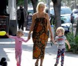 Tori Spelling, enceinte, se rend à un anniversaire avec ses enfants Liam et Stella à Sherman Oaks le 12 juin 2011