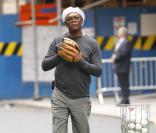 Samuel L. Jackson joue au baseball dans la rue avec David Letterman, le 13 juin 2011 à New York