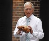 David Letterman prend un cours de baseball de Samuel L. Jackson, le 13 juin 2011 à New York