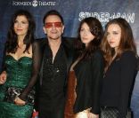 Bono et toute sa petite famille le mardi 14 juin à Brodway