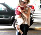 Nicole Kidman fait des gros bisous à sa fille Sunday Rose, 3 ans en juillet. Mais où est la petite Faith ? New York, 29 mai 2011
