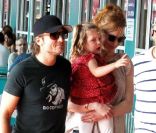 Nicole Kidman tente de consoler sa fille Sunday Rose, 3 ans en juillet, qui ne semble pas ravie ! Et pendant ce temps, papa Keith Urban sourit ! New York, 29 mai 2011
