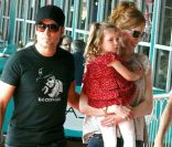 Nicole Kidman se balade avec sa fille Sunday Rose, 3 ans en juillet, et son mari le chanteur de country Keith Urban à New York, 29 mai 2011