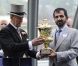 Royal Ascot, jour 2, mercredi 15 juin 2011. L'époux de la reine, Philip, duc d'Edimbourg, s'st fait un plaisir de remettre le prix de la course Prince de Galles. 