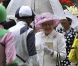Royal Ascot, jour 2, mercredi 15 juin 2011. Cette fois, c'est sur un chapeau délicieusement rose que le choix de la reine Elizabeth II s'était porté. 