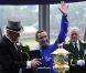 Royal Ascot, jour 2, mercredi 15 juin 2011. L'époux de la reine, Philip, duc d'Edimbourg, s'st fait un plaisir de remettre le prix de la course Prince de Galles. 