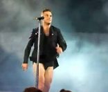 Robbie Williams toujours aussi chic en plein concert des Take That à Cardiff, le 15 juin 2011.  
