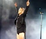 Robbie Williams est tellement fier de son slip, en plein concert des Take That à Cardiff, le 15 juin 2011.  