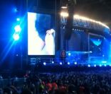 Les écrans géants diffusent un gros plan du slip de Robbie Williams en plein concert de Take That à Cardiff, le 15 juin 2011.
