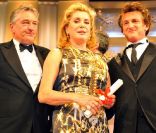 Sean Penn et Robert de Niro entourent Catherine Deneuve au 61e Festival de Cannes, en 2009.