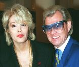 Michou et Amanda Lear, à Paris, le 5 avril 1995. 