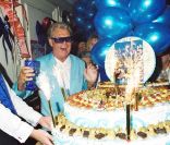 Michou fête ses 70 ans à Paris, le 12 juin 2001.