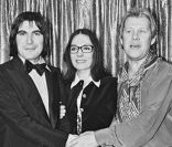 Michou, Serge Lama et Nana Moukouri, à Paris, le 24 décembre 1977. 
