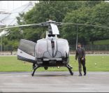 John Travolta fait un tour en hélicoptère depuis l\'héliport de Paris afin de se rendre au Bourget pour un événement de la marque Breitling le 21 juin 2011