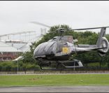 John Travolta fait un tour en hélicoptère depuis l\'héliport de Paris afin de se rendre au Bourget pour un événement de la marque Breitling le 21 juin 2011