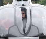 John Travolta, pilote émérite, fait un tour en hélicoptère depuis l\'héliport de Paris afin de se rendre au Bourget pour un événement de la marque Breitling le 21 juin 2011