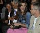 Elisabetta Canalis parle avec l'acteur Stephen Dorff au premier rang du défilé DSquared2 pendant la fashion week milanaise le 21 juin 2011