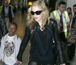 Madonna ne lâche pas la main de son fils adoptif David, 5 ans. Londres, 21 juin 2011