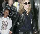 Madonna a l'aéroport de Londres avec son grand David. Le 21 juin 2011