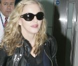 Madonna est très naturelle après un vol New York Londres ! Le 21 juin 2011