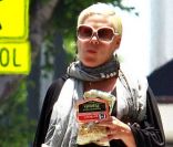 Pink s'y prend bien mal pour perdre ses kilos en trop d'après-grossesse.  