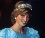 Dans les années 80 et 90, Lady Diana était une vraie icône de mode. Cinq semaines avant son décès, la princesse au grand coeur avait organisé une vente enchère de ses robes pour reverser les fonds à des associations.  