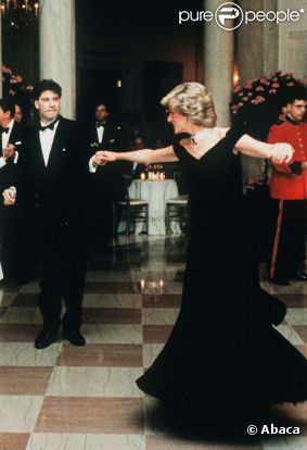  La robe que portait Lady Di lors d'un dîner à Washington est devenue célèbre grâce aux pas de danse que la princesse a échangé avec John Travolta en 1985. 