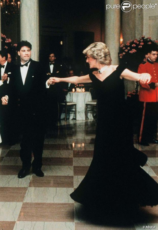 La robe que portait Lady Di lors d'un dîner à Washington est devenue célèbre grâce aux pas de danse que la princesse a échangé avec John Travolta en 1985. 
