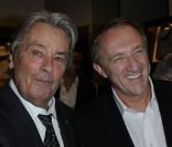 Alain Delon et François-Henri Pinault lors de l'inauguration du Global Store Ermenegildo Zegna, à Paris, le 23 juin 2011.