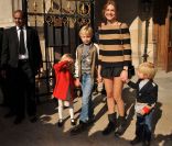 Natalia Vodianova a pris la pose accompagnée de ses trois enfants  