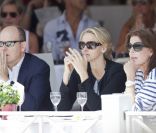 Le Jumping International de Monaco s'est ouvert le 23 juin 2011 en principauté. Pour admirer Charlotte Casiraghi, en lice, toute la famille était là : le prince Albert, sa fiancée Charlene, la princesse Caroline et Alex Dellal, l'amoureux de la cavalière de 24 ans !