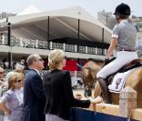  Le prince Albert et Charlene suivent attentivement le passage de Charlotte Casiraghi, le 24 juin 2011. 
 Le Jumping International de Monaco s'est ouvert le 23 juin 2011 en principauté. Pour admirer Charlotte Casiraghi, en lice, toute la famille était là : le prince Albert, sa fiancée Charlene, la princesse Caroline et Alex Dellal, l'amoureux de la cavalière de 24 ans ! 