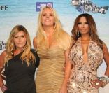 Nicole Eggert, Gene Lee Nolin et Traci Bingham posent lors d'une soirée hommage à la série Alerte à Malibu en août 2010 à Los Angeles 