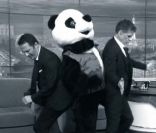 Craig Ferguson invité sur le plateau de  Ce soir avec Arthur , sur Comédie!, juin 2011. Ici une petite danse avec un panda. 