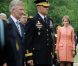 Le 26 juin, la princesse Mathilde de Belgique était le rayon de soleil de commémorations au cimetière militaire national d'Arlington.
En juin 2011, avant de songer aux vacances, le prince Philippe et la princesse Mathilde de Belgique effectuaient une mission de rapprochement économique aux Etats-Unis.
