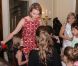 A Washington, la princesse Mathilde et le prince Philippe de Belgique ont pu découvrir la bibliothèque du Congrès. La douce Mathilde en a profité pour donner une nouvelle lecture à des enfants ravis.
En juin 2011, avant de songer aux vacances, le prince Philippe et la princesse Mathilde de Belgique effectuaient une mission de rapprochement économique aux Etats-Unis.