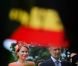 Le 26 juin, la princesse Mathilde de Belgique était le rayon de soleil de commémorations au cimetière militaire national d'Arlington.
En juin 2011, avant de songer aux vacances, le prince Philippe et la princesse Mathilde de Belgique effectuaient une mission de rapprochement économique aux Etats-Unis.