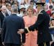 Le 26 juin, la princesse Mathilde de Belgique était le rayon de soleil de commémorations au cimetière militaire national d'Arlington.
En juin 2011, avant de songer aux vacances, le prince Philippe et la princesse Mathilde de Belgique effectuaient une mission de rapprochement économique aux Etats-Unis.