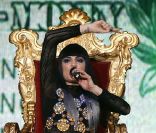 La chanteuse Jessie J, sur la scène de la Wembley Arena et blessée au pied, samedi 12 juin 2011.